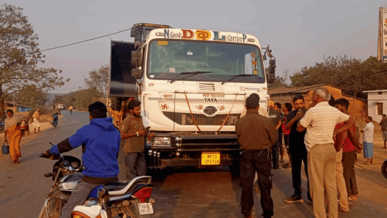 trailer driver seen under Tamnar police station area of Raigad district