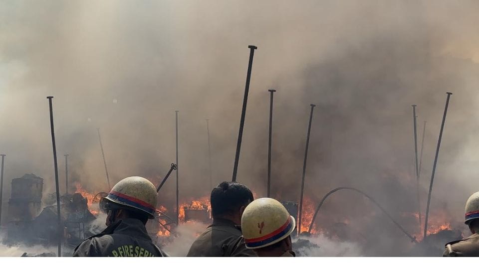 massive fire broke out in tent shop in Noida