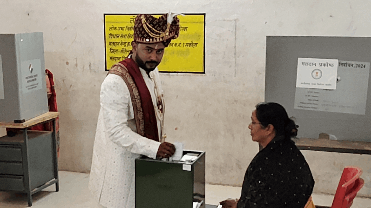 दूल्हा वोट डालने पहुंचा