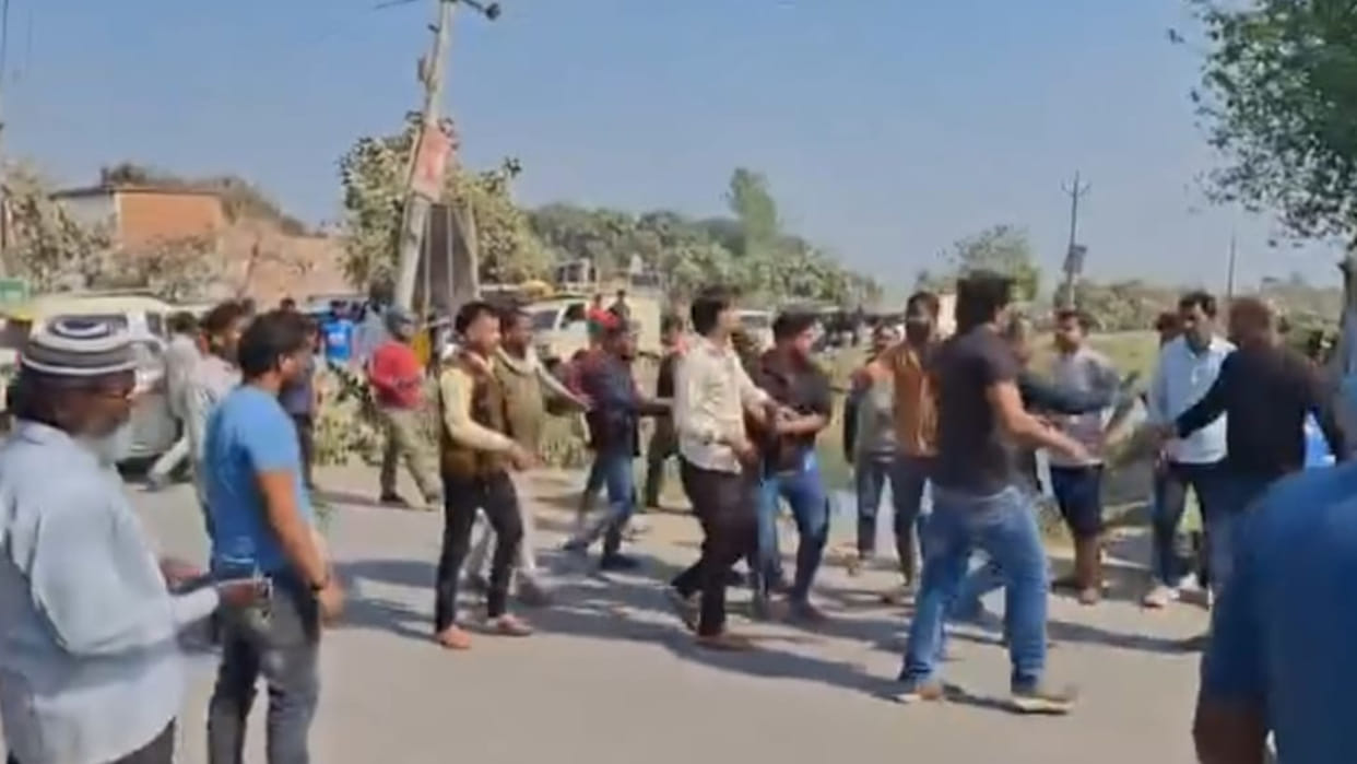Fighting started openly on the road in Deoria, video of beating went viral on social media.