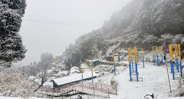 Uttarakhand Weather Heavy Snowfall in Dhanaulti Chakrata Tourist Enjoy See Beautiful Photos