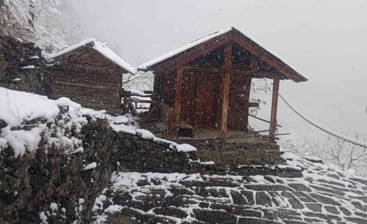 Uttarakhand weather rain snowfall in gangotri Yamunotri Mukhba increased cold Kedarnath Badrinath watch Photos