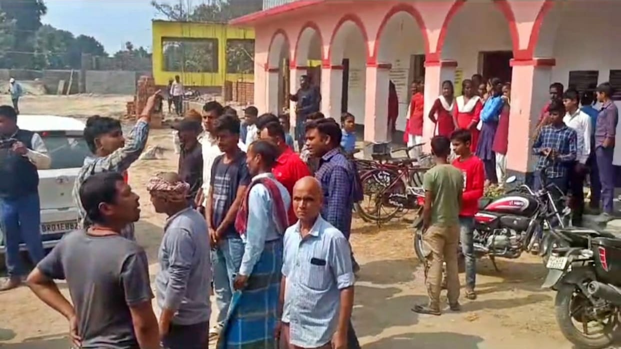 Vaishali News: Teacher did obscene act with girl student, Parents and villagers created ruckus in school