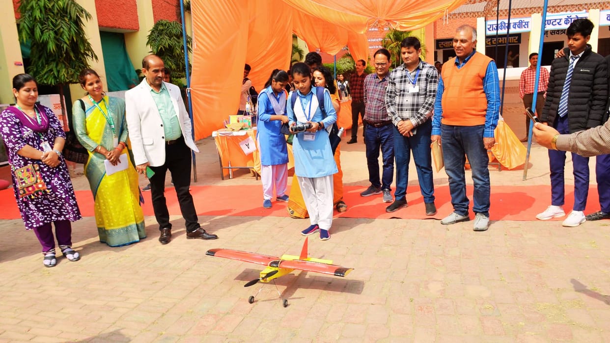 Science model Smart gas tanker first place Chandauli drone fire fighting equipment second place