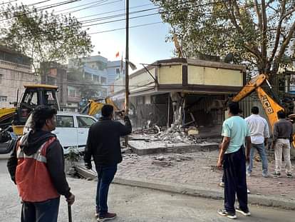 Indore: 50 साल पुरानी बावड़ी पर बना ली थी दुकानें, निगम ने निर्माण तोड़ मुक्त कराई Indore: Shops were built on a 50 year old stepwell, the corporation demolished the construction and got it fre