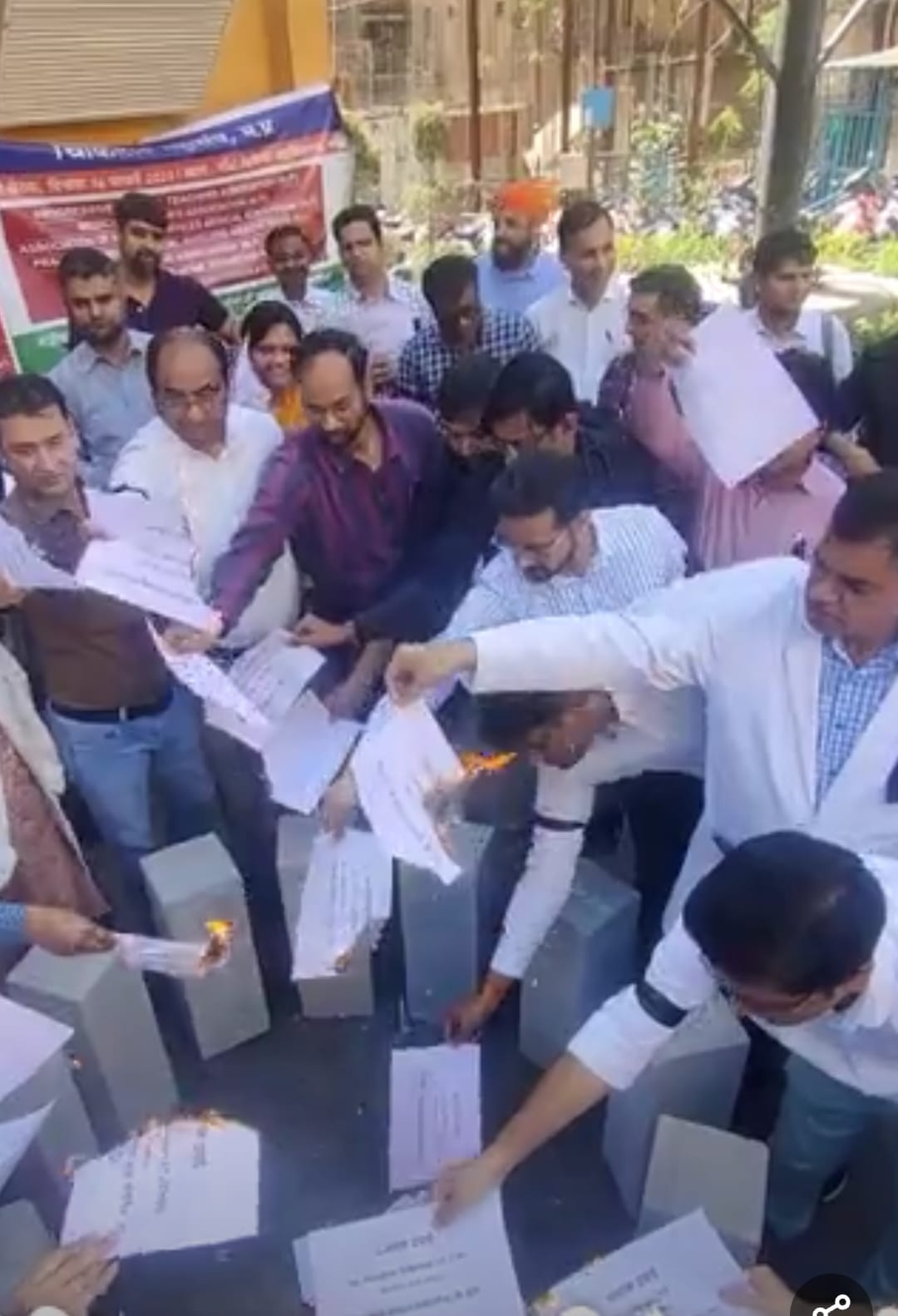 Bhopal: Doctors protested on the second day as well, burnt the symbolic Holi of substandard medicines, opposit