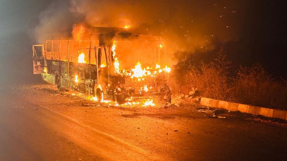 Bus full of laborers burst into flames on Lucknow-Delhi National Highway