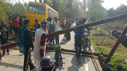 two cousins brother died after being crushed by private bus in Bareilly
