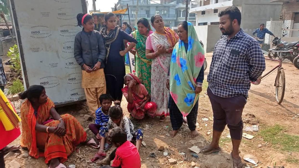 Buxar News: Car of youths learning driving fell into canal after crushing 2 brothers and sister, girl died