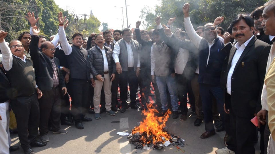 Advocates burnt the effigy of Aligarh DM