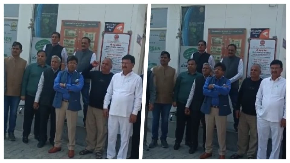 miscreants looted the petrol pump employee by taking him hostage
