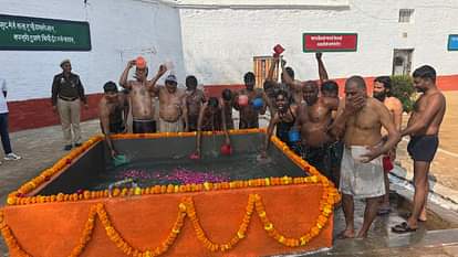 UP: Prisoners take bath in Mahakumbh water.