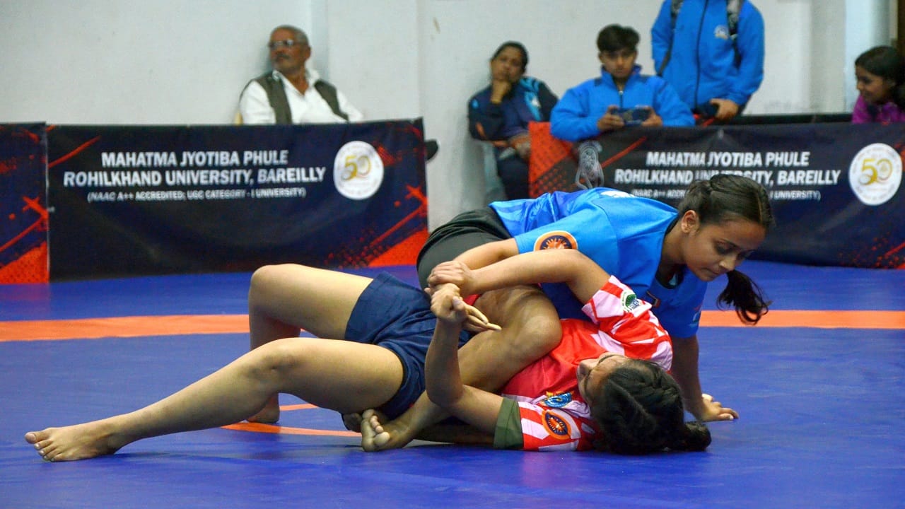 students of Rohilkhand University won 12 medals in grappling Competition