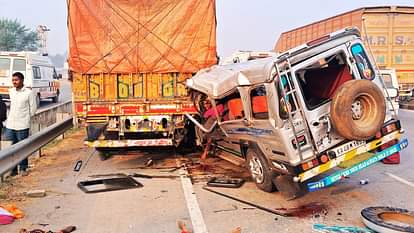 road accident in Varanasi Four people died family returning from Maha Kumbh
