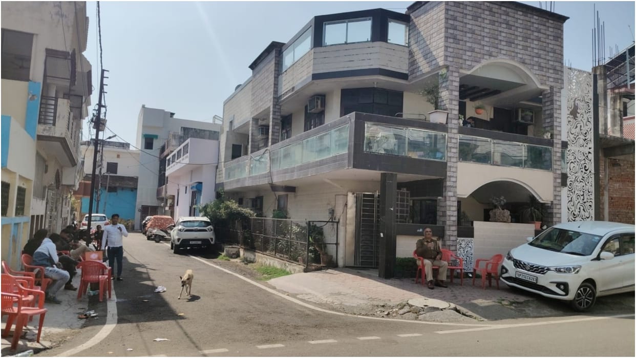 Income tax team raids Pan Masala businessman locks of residence and warehouse opened in Bareilly