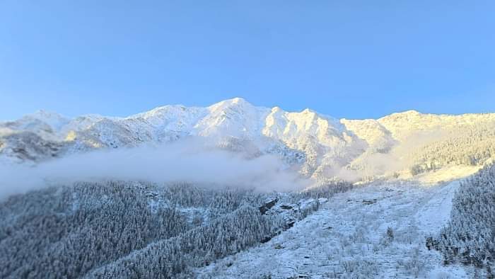 Himachal weather: The high altitude areas of Himachal covered in a blanket of snow, see beautiful Snowfall pic