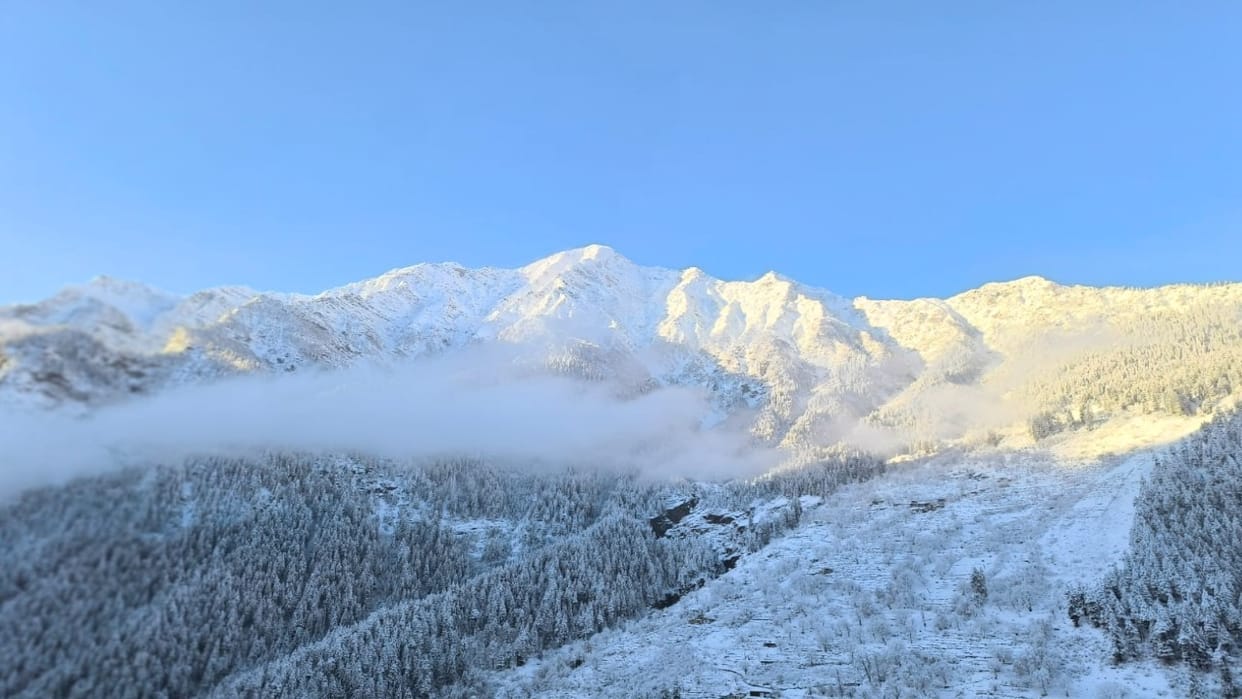 Himachal weather: The high altitude areas of Himachal covered in a blanket of snow, see beautiful Snowfall pic