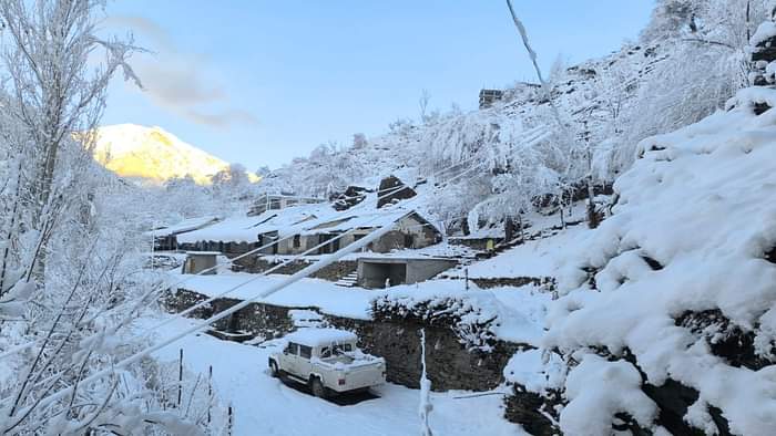 Himachal weather: The high altitude areas of Himachal covered in a blanket of snow, see beautiful Snowfall pic