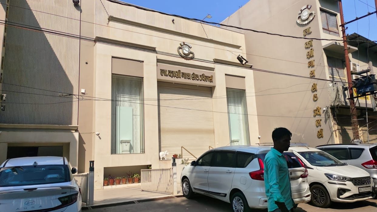Income Tax raid Investigation going on for 36 hours at Lala Kashinath Seth Jewelers in Lakhimpur Kheri