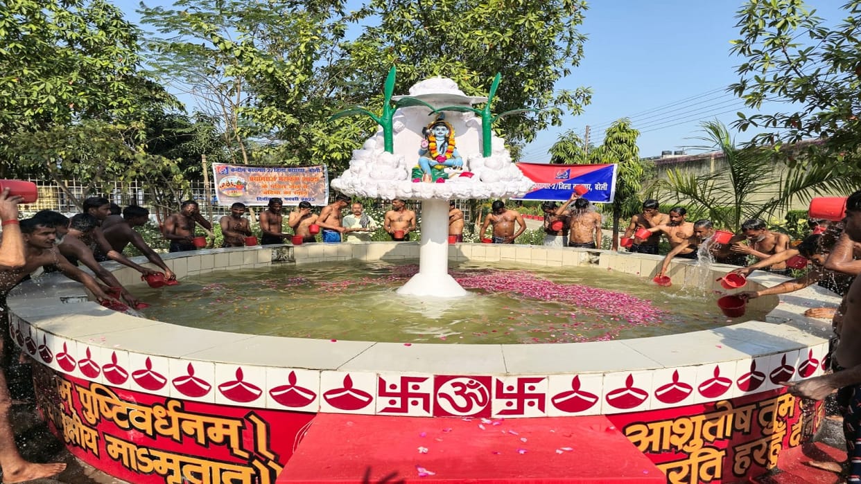 Prisoners took bath in the holy water of Sangam in Bareilly jails