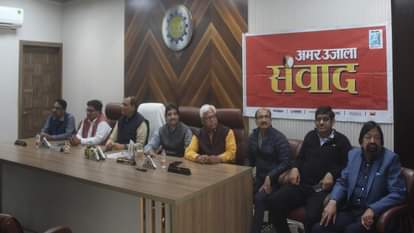 जीवनी मंडी स्थित चैंबर सभागार में अमर उजाला संवाद में बजट पर चर्चा करते पदाधिकारी