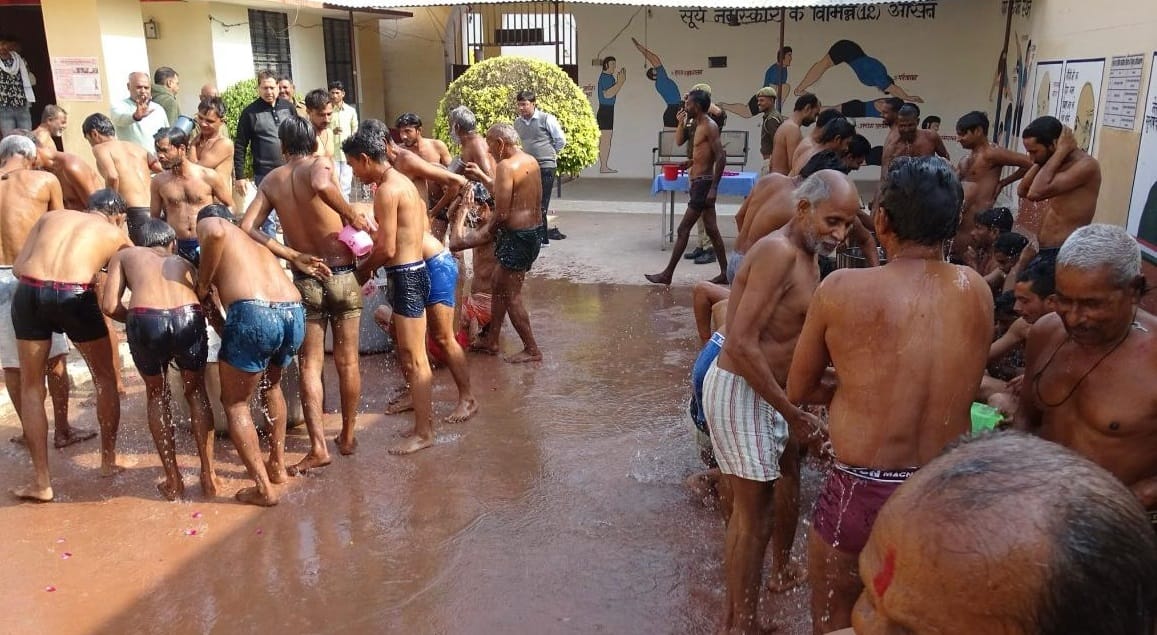 Prisoners took bath in Triveni Sangam water in Hamirpur jailor said importance of Maha Kumbh was also told