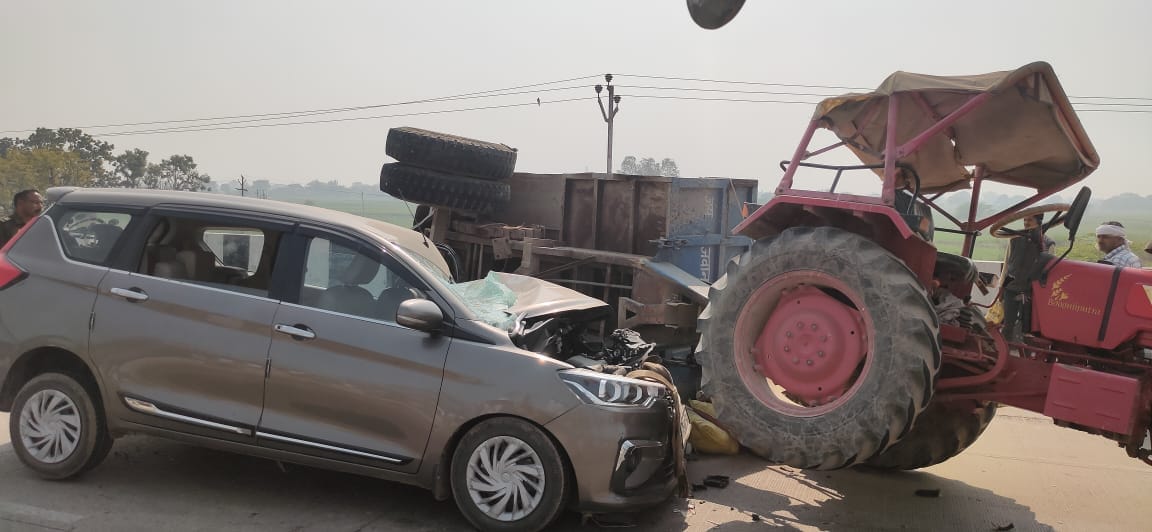 Fatehpur Accident Car collides with cement laden tractor one dead and eight injured referred to hospital