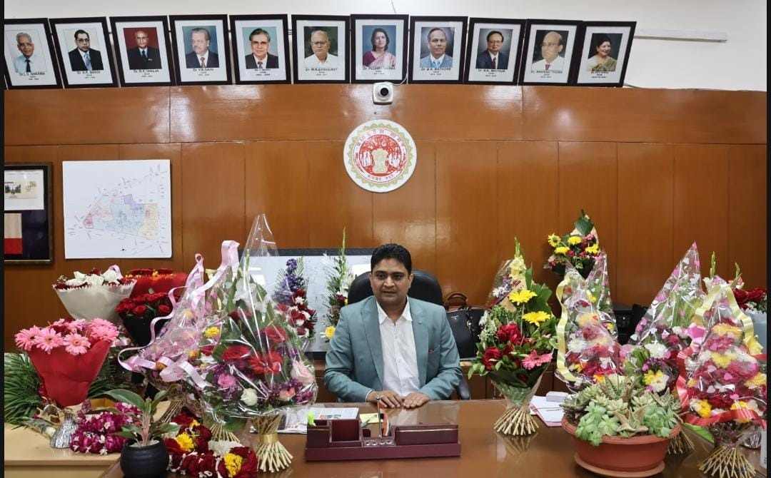 Indore: As soon as the order came, Dr. Ghanghoria took over the post of Dean, there was controversy regarding