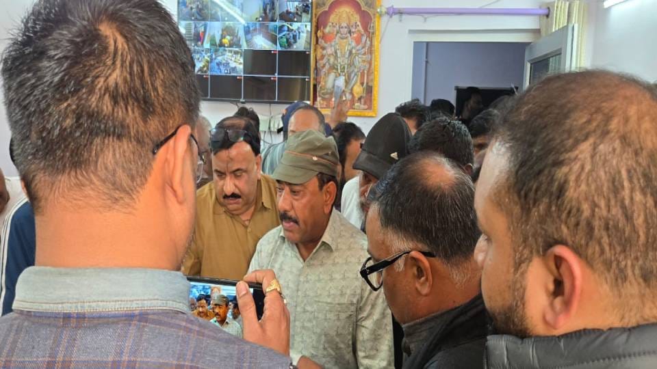 Municipal Corporation tax inspector for house tax was beaten up by former fort and building owner In Lucknow