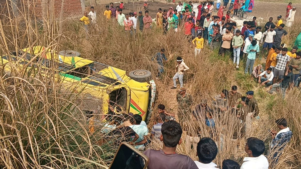Nalanda: Passengers were boarding running bus, it suddenly moved forward overturned in ditch; one person died