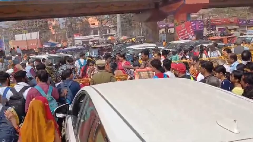 Mahakumbh Prayagraj 2025 Live Updates Devotees Sangam Ghats Snan Maha Kumbh Mela Photos Videos News in Hindi
