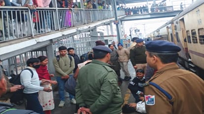 Three passengers injured after falling from Nauchandi Express at Bareilly Junction