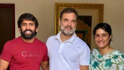 राहुल गांधी के साथ बजरंग पुनिया और विनेश फोगाट।