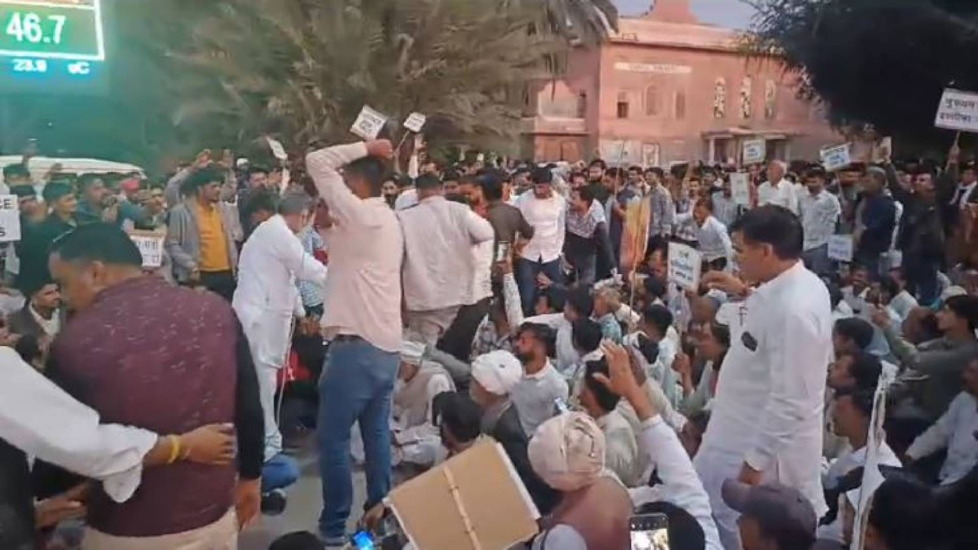 प्रदर्शन में मौजूद लोग