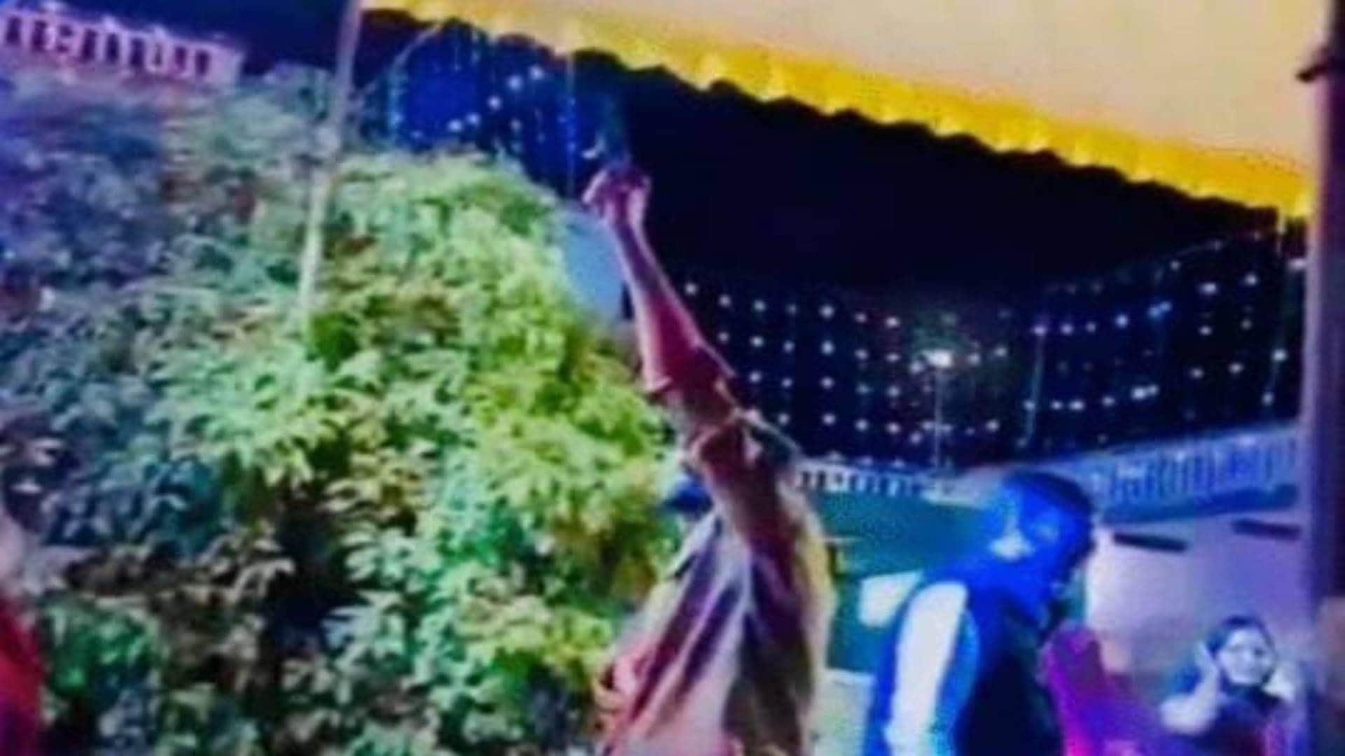 फायरिंग करता हुआ युवक