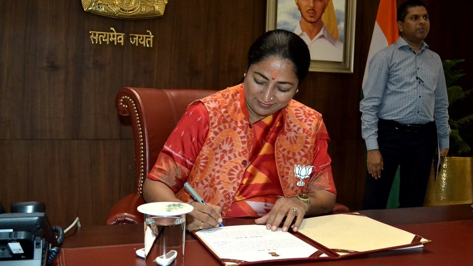 Delhi: CM Rekha said- A new law will be made to stop arbitrary fee hike in private schools