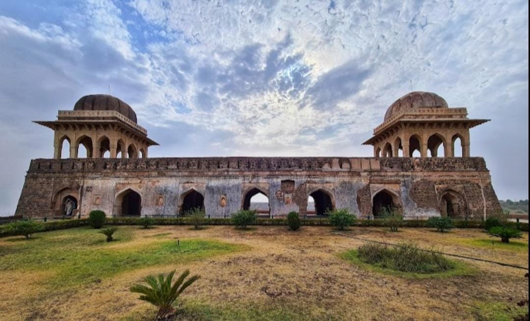 Mandu: Queen Roopmati, the queen of Mandu, used to eat food looking at the Narmada, that is why Roopmati Mahal