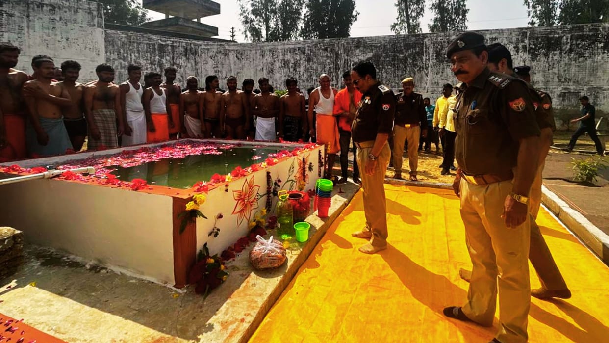 Prisoners took Amrit Snan in sonbhadra jail Har Har Gange echoed holy water came from Sangam