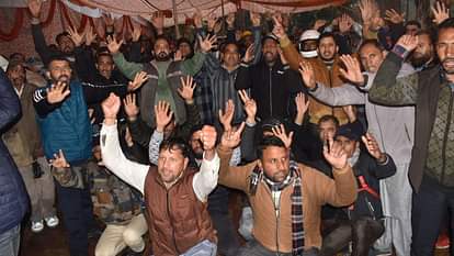 J&K: बिजली संविदाकर्मी नियमित करने की मांग को लेकर किया प्रदर्शन, 'गुमराह कर रहा विभाग', 72 घंटे बढ़ाई हड़ताल