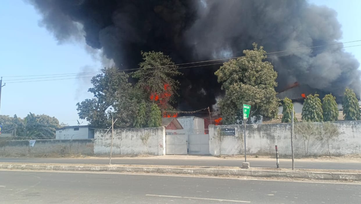Sitapur: Fire broke out in acid factory, black cloud spread far and wide.