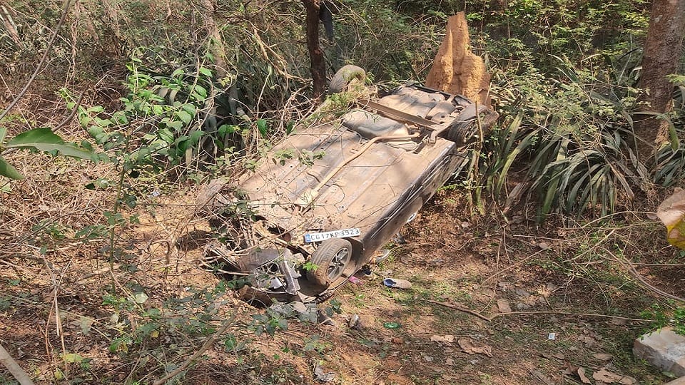 High speed car collided with a milestone and fell down accident near Lamani Park in Jagdalpur