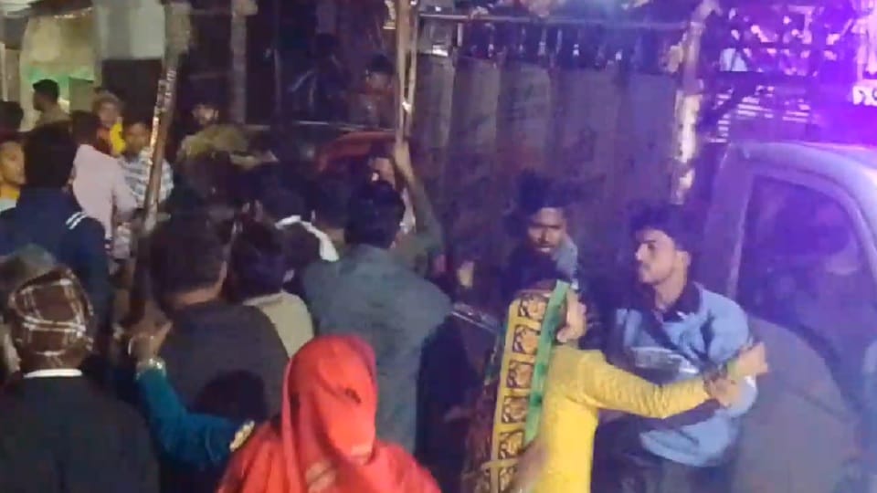 There was a ruckus between two parties in Bulandshahr village Dhamrawali