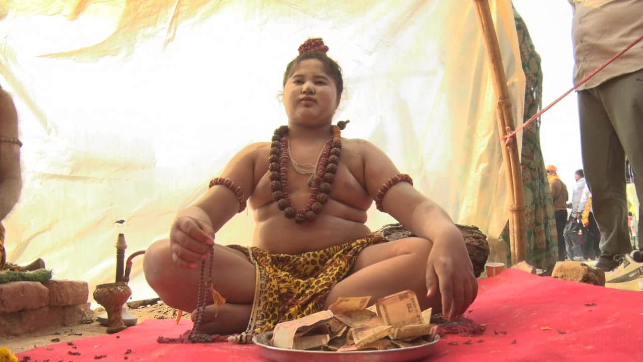 child saint dakshpuri ji maharaj in niranjani akhara mahakumbh 2025
