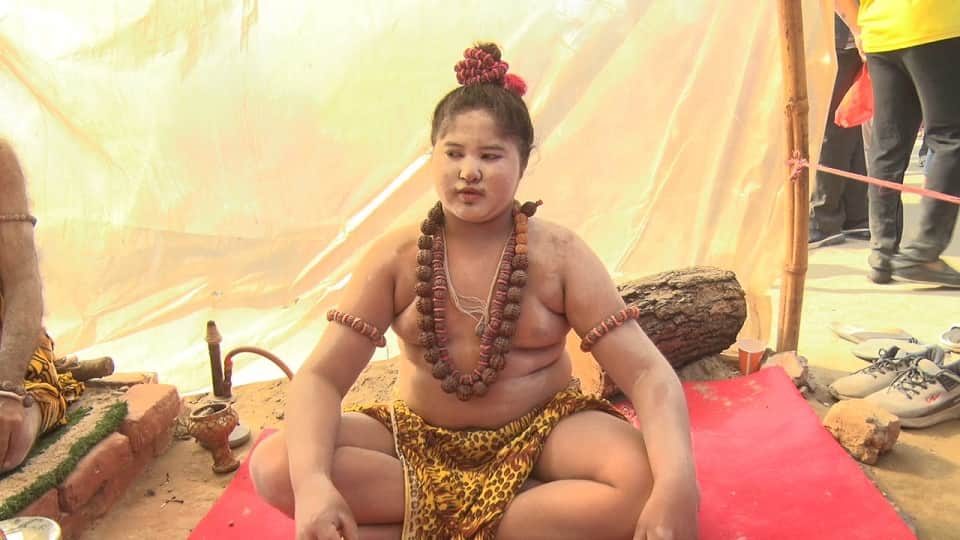 child saint dakshpuri ji maharaj in niranjani akhara mahakumbh 2025