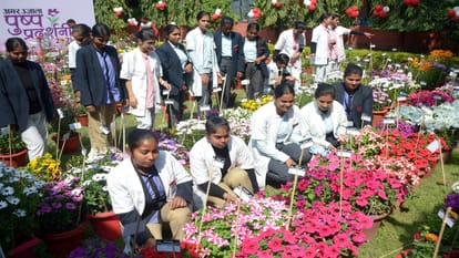 people gathered on the second day in Amar Ujala Flower Show