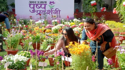 people gathered on the second day in Amar Ujala Flower Show