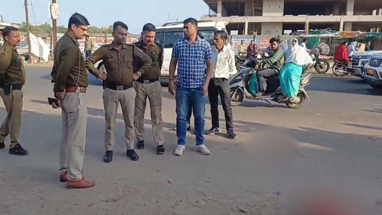 Sensation created in Chhatarpur after seeing the dead body of a newborn baby in the mouth of a dog