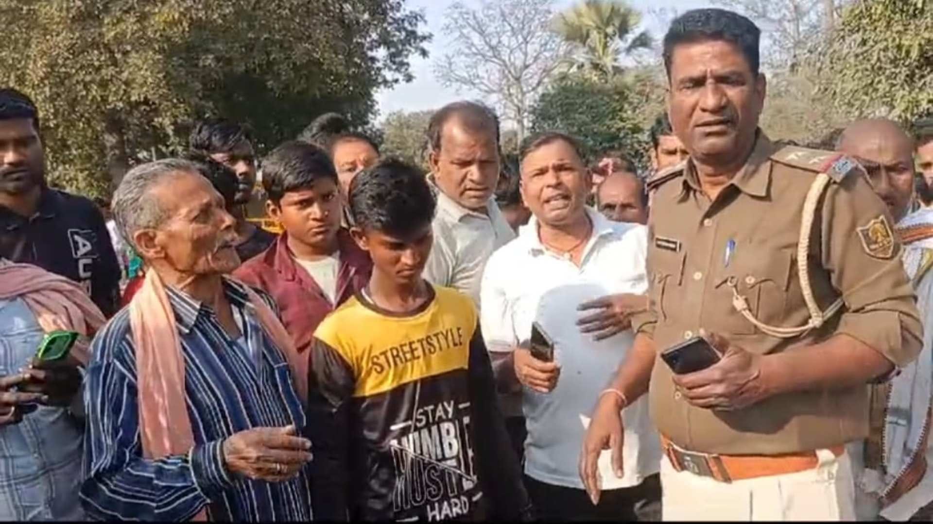 Bihar News : Two youths died in road accident news auto crushed bike riders Siwan Bihar Police