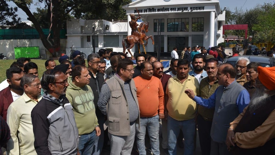 Moradabad Shop sealed: Traders angry with rent hike block roads, protest against municipal corporation