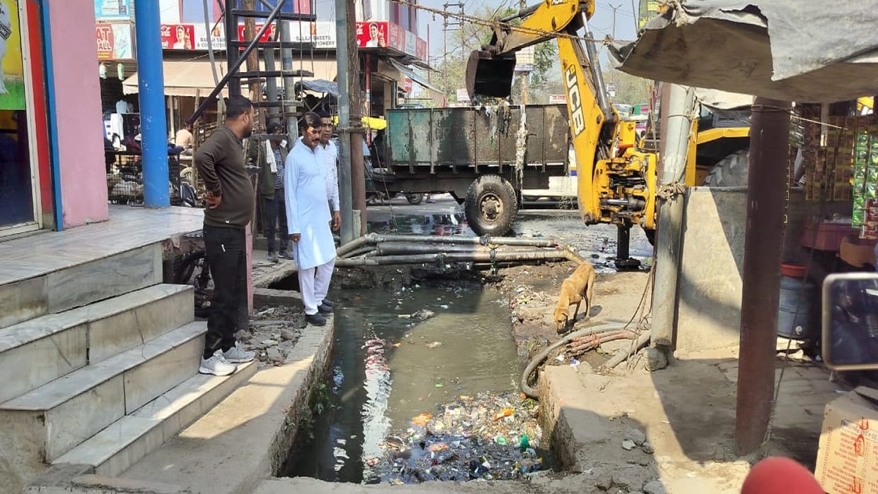 Waterlogging on road people protested and the municipal corporation got the drain cleaned in Bareilly